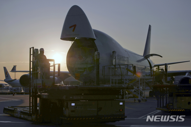 [인천공항=뉴시스] 고범준 기자 = 인천공항 화물터미널에서 수출품들이 항공기에 실리고 있다. 2021.03.20. bjko@newsis.com