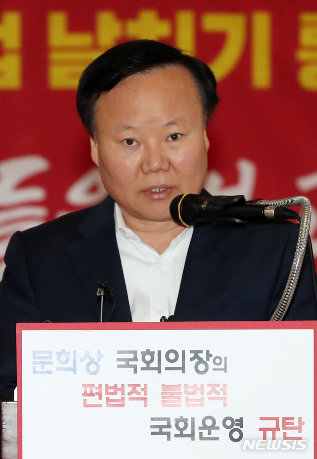 [서울=뉴시스] 고승민 기자 = 김재원 자유한국당 정책위의장이 26일 서울 여의도 국회 로텐더홀에서 열린 당 최고위원회의에서 발언하고 있다. 2019.12.26. kkssmm99@newsis.com 