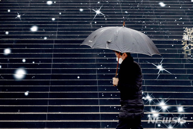 [서울=뉴시스]김병문 기자 = 비가 내리고 초미세먼지 농도 '나쁨' 수준을 보이는 지난 26일 오전 서울 종로구 광화문 일대에서 마스크를 착용한 시민이 우산을 쓰고 있다. 2019.12.26. dadazon@newsis.com