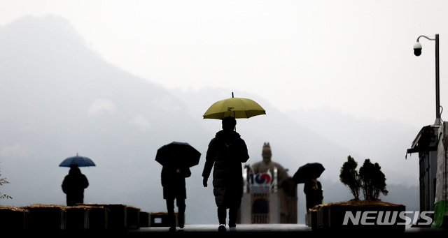 [서울=뉴시스]김선웅 기자 = 서울 지역에 비가 내린 26일 오전 서울 종로구 광화문광장에서 우산을 쓴 시민들이 길을 걷고 있다. 2019.12.26.&nbsp; mangusta@newsis.com