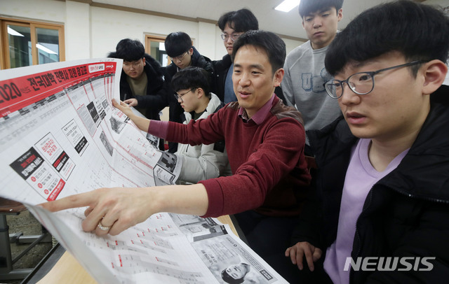 [서울=뉴시스]홍효식 기자 = 2020학년도 대학입시 정시모집 원서 접수가 시작된 26일 오전 서울 종로구 대신고등학교에서 학생들이 담임교사와 함께 대학별 정시모집 배치표를 살펴보고 있다. 2020학년도 대입 정시 원서 접수는 일반대학이 26일부터 31일까지, 전문대학은 30일부터 내년 1월 13일까지 이뤄진다. 2019.12.26. yesphoto@newsis.com