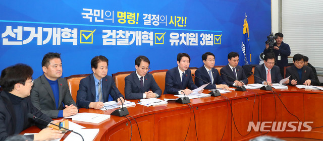 [서울=뉴시스] 장세영 기자 = 이인영(가운데) 더불어민주당 원내대표가 26일 서울 여의도 국회에서 열린 더불어민주당 정책조정회의에 참석해 현안관련 발언을 하고 있다. 2019.12.26.&nbsp; photothink@newsis.com