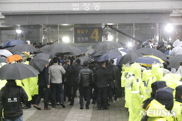 [서울=뉴시스] 최동준 기자 = 조국 전 법무부 장관이 26일 오전 서울 송파구 서울동부지방법원에 청와대 민정수석 시절 유재수 전 부산시 경제부시장에 대한 감찰을 무마한 혐의로 구속 전 피의자 심문(영장실질심사)을 받기 위해 출석하고 있다. 2019.12.26. photocdj@newsis.com