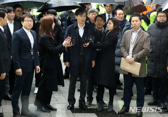 [서울=뉴시스] 이영환 기자 = 조국 전 법무부 장관이 26일 오전 서울 송파구 서울동부지방법원에 청와대 민정수석 시절 유재수 전 부산시 경제부시장에 대한 감찰을 무마한 혐의로 구속 전 피의자 심문(영장실질심사)을 받기 위해 출석하고 있다. 2019.12.26.&nbsp;&nbsp; 20hwan@newsis.com