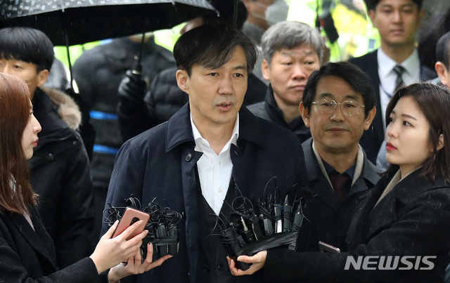 [서울=뉴시스] 이영환 기자 = 조국 전 법무부 장관이 26일 오전 서울 송파구 서울동부지방법원에 청와대 민정수석 시절 유재수 전 부산시 경제부시장에 대한 감찰을 무마한 혐의로 구속 전 피의자 심문(영장실질심사)을 받기 위해 출석하고 있다. 2019.12.26.&nbsp;&nbsp; 20hwan@newsis.com