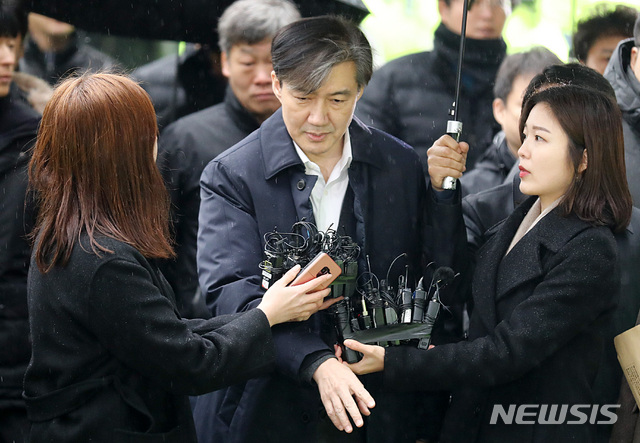 [서울=뉴시스] 이영환 기자 = 조국 전 법무부 장관이 26일 오전 서울 송파구 서울동부지방법원에 청와대 민정수석 시절 유재수 전 부산시 경제부시장에 대한 감찰을 무마한 혐의로 구속 전 피의자 심문(영장실질심사)을 받기 위해 출석하고 있다. 2019.12.26.&nbsp;&nbsp; 20hwan@newsis.com