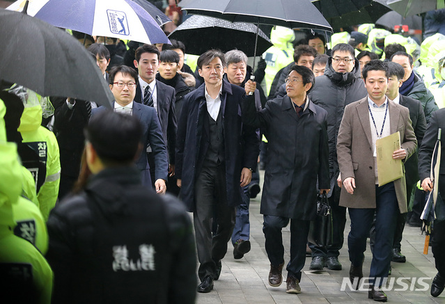 [서울=뉴시스] 이영환 기자 = 조국 전 법무부 장관이 26일 오전 서울 송파구 서울동부지방법원에 청와대 민정수석 시절 유재수 전 부산시 경제부시장에 대한 감찰을 무마한 혐의로 구속 전 피의자 심문(영장실질심사)을 받기 위해 출석하고 있다. 2019.12.26.&nbsp;&nbsp; 20hwan@newsis.com