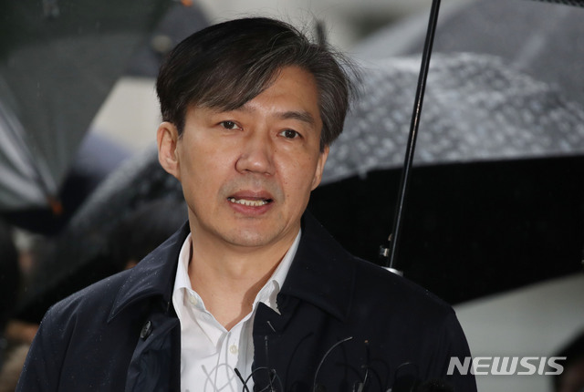 [서울=뉴시스] 김진아 기자 = 조국 전 법무부 장관이 지난해 12월26일 오전 서울 송파구 서울동부지방법원에 청와대 민정수석 시절 유재수 전 부산시 경제부시장에 대한 감찰을 무마한 혐의로 구속 전 피의자 심문(영장실질심사)을 받기 위해 출석하던 중 취재진의 질문에 답하고 있다. 2019.12.26. bluesoda@newsis.com