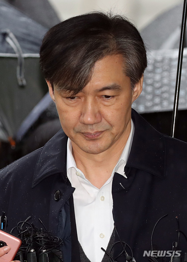 [서울=뉴시스] 김진아 기자 = 조국 전 법무부 장관이 26일 오전 서울 송파구 서울동부지방법원에 청와대 민정수석 시절 유재수 전 부산시 경제부시장에 대한 감찰을 무마한 혐의로 구속 전 피의자 심문(영장실질심사)을 받기 위해 출석하고 있다. 2019.12.26.&nbsp; bluesoda@newsis.com 