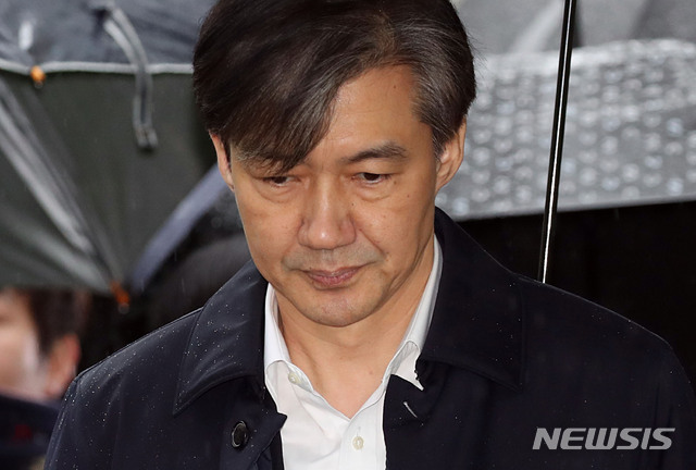 [서울=뉴시스] 김진아 기자 = 조국 전 법무부 장관이 26일 오전 서울 송파구 서울동부지방법원에 청와대 민정수석 시절 유재수 전 부산시 경제부시장에 대한 감찰을 무마한 혐의로 구속 전 피의자 심문(영장실질심사)을 받기 위해 출석하고 있다. 2019.12.26.&nbsp; bluesoda@newsis.com