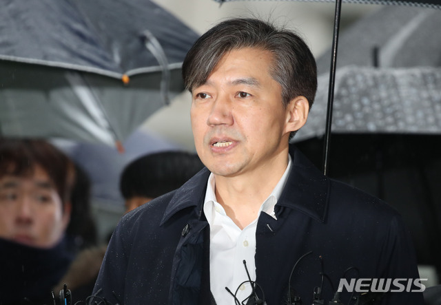 [서울=뉴시스] 김진아 기자 = 조국 전 법무부 장관이 26일 오전 서울 송파구 서울동부지방법원에 청와대 민정수석 시절 유재수 전 부산시 경제부시장에 대한 감찰을 무마한 혐의로 구속 전 피의자 심문(영장실질심사)을 받기 위해 출석하던 중 취재진의 질문에 답하고 있다. 2019.12.26.&nbsp; bluesoda@newsis.com