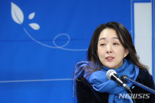 [서울=뉴시스] 장세영 기자 = 민주당 인재영입 1호 발레리나 출신 척수장애인 최혜영 교수가 26일 서울 여의도 국회에서 열린 더불어민주당 인재영입 발표회에 참석해 취재진의 질문에 답하고 있다. 2019.12.26. photothink@newsis.com