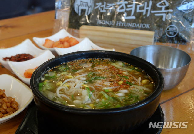 [전주=뉴시스] 김얼 기자= 14일 의료계에 따르면 술에 함유된 에탄올은 체내에 흡수된 뒤 알코올탈수소효소(ADH)에 의해 아세트알데히드로 분해되고, 이후 아세트알데히드탈수소효소(ALDH)에 의해 아세트산으로 전환된다. 전북 전주시 한 식당에 콩나물 국밥 한상이 차려져 있다. 2019.12.23. pmkeul@newsis.com