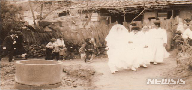 [전주=뉴시스] 김얼 기자= 전북 전주시 전주한옥마을의 1958년도 쌍샘 전경 (사진=강문옥씨 제공). 2019.12.26. pmkeul@newsis.com