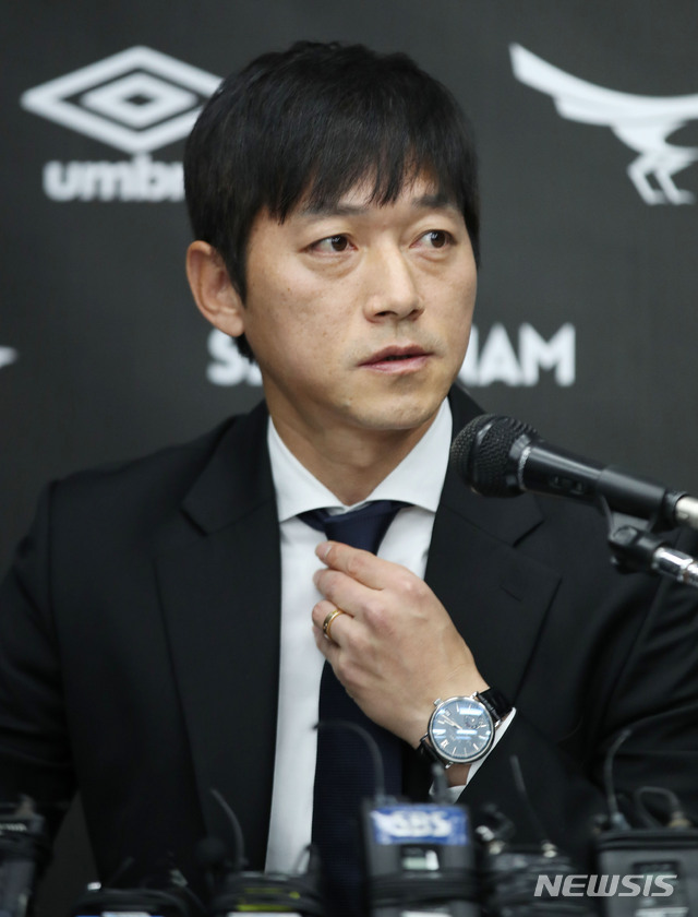 [성남=뉴시스] 김진아 기자 = 김남일 성남FC 감독이 26일 오후 경기 성남 탄천종합운동장에서 취임 기자회견을 하고 있다 2019.12.26. bluesoda@newsis.com