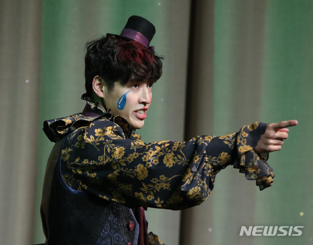 [서울=뉴시스]조수정 기자 = 배우 강하늘이 26일 오후 서울 동숭동 동덕여대 공연예술센터에서 열린 연극 '환상동화' 프레스콜에서 열연하고 있다. 2019.12.26. chocrystal@newsis.com