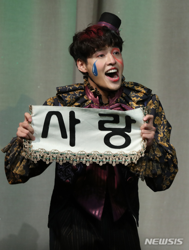 [서울=뉴시스]조수정 기자 = 배우 강하늘이 26일 오후 서울 동숭동 동덕여대 공연예술센터에서 열린 연극 '환상동화' 프레스콜에서 열연하고 있다. 2019.12.26. chocrystal@newsis.com