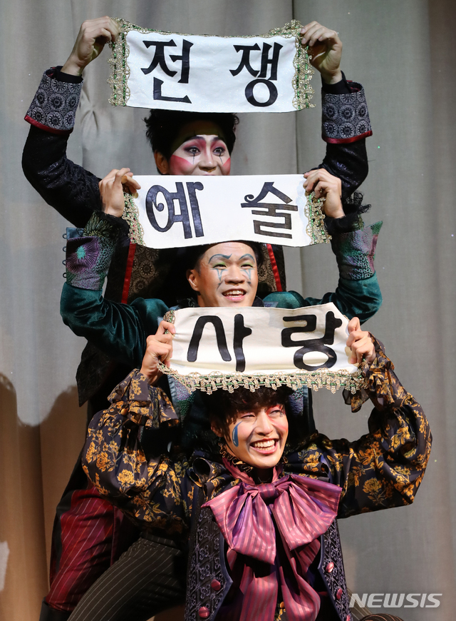 [서울=뉴시스]조수정 기자 = 배우 강하늘, 장지후, 육현욱이 26일 오후 서울 동숭동 동덕여대 공연예술센터에서 열린 연극 '환상동화' 프레스콜에서 열연하고 있다. 2019.12.26. chocrystal@newsis.com