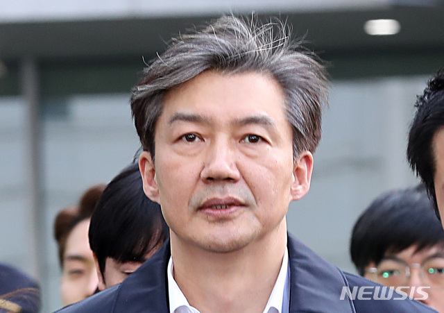 [서울=뉴시스] 이영환 기자 = 청와대 민정수석 시절 유재수 전 부산시 경제부시장에 대한 감찰 무마 혐의를 받고 있는 조국 전 법무부 장관이 26일 오후 서울 송파구 서울동부지방법원에서 구속 전 피의자 심문(영장실질심사)을 마치고 동부구치소로 이동하고 있다 2019.12.26.&nbsp;&nbsp; 20hwan@newsis.com