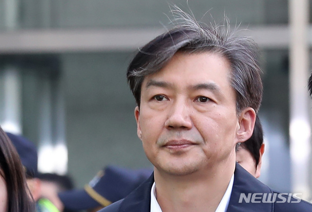 [서울=뉴시스] 이영환 기자 = 청와대 민정수석 시절 유재수 전 부산시 경제부시장에 대한 감찰 무마 혐의를 받고 있는 조국 전 법무부 장관이 26일 오후 서울 송파구 서울동부지방법원에서 구속 전 피의자 심문(영장실질심사)을 마치고 동부구치소로 이동하고 있다 2019.12.26.&nbsp;&nbsp; 20hwan@newsis.com