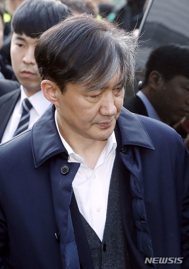 [서울=뉴시스] 최동준 기자 = 조국 전 법무부 장관이 26일 서울 송파구 서울동부지방법원에 청와대 민정수석 시절 유재수 전 부산시 경제부시장에 대한 감찰을 무마한 혐의로 구속 전 피의자 심문(영장실질심사)을 받은 후 대기 장소인 동부구치소로 이동하고 있다. 2019.12.26.&nbsp; photocdj@newsis.com