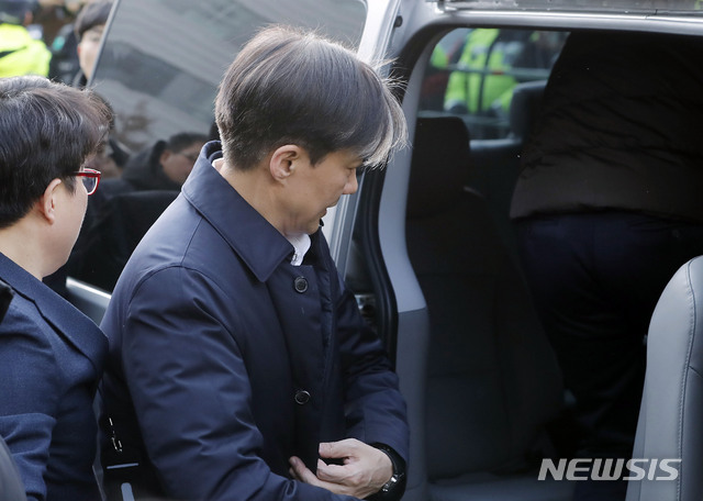 [서울=뉴시스] 최동준 기자 = 조국 전 법무부 장관이 26일 서울 송파구 서울동부지방법원에 청와대 민정수석 시절 유재수 전 부산시 경제부시장에 대한 감찰을 무마한 혐의로 구속 전 피의자 심문(영장실질심사)을 받은 후 대기 장소인 동부구치소로 이동하고 있다. 2019.12.26.&nbsp; photocdj@newsis.com