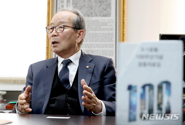 [서울=뉴시스]김병문 기자 = 박남수 3·1운동 100주년 기념사업추진위원회 상임대표가 26일 오후 서울 종로구 수운회관에서 뉴시스와 인터뷰를 하고 있다. 2019.12.31. dadazon@newsis.com