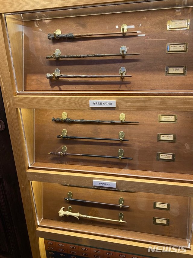 [서울=뉴시스]임종명 기자 = 해리포터 국내 출간 20주년 기념 교보문고 전시. 2019.12.27.jmstal01@newsis.com