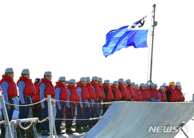 [부산=뉴시스] 청해부대 31진 '왕건함'(DDH-Ⅱ·4400t급)이 27일 오후 부산 남구 해군작전사령부 부산작전기지 부두에서 장병들의 환송을 받으며 출항하고 있다. 7번째 청해부대 파병길에 오르는 31진 왕건함은 함정 승조원을 비롯해 특수전(UDT) 장병으로 구성된 검문검색대와 해상작전헬기(LYNX)를 운용하는 항공대 장병 등 300여 명으로 편성됐으며, 내년 1월 중순 청해부대 30진 강감찬함과 임무 교대를 한 이후 내년 7월까지 약 6개월 동안 아덴만 해역에서 임무를 수행할 예정이다. (사진=해군작전사 제공). 2019.12.27. photo@newsis.com