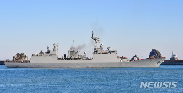 [부산=뉴시스] 청해부대 31진 '왕건함'(DDH-Ⅱ·4400t급)이 27일 오후 부산 남구 해군작전사령부 부산작전기지 부두에서 장병들의 환송을 받으며 출항하고 있다. 7번째 청해부대 파병길에 오르는 31진 왕건함은 함정 승조원을 비롯해 특수전(UDT) 장병으로 구성된 검문검색대와 해상작전헬기(LYNX)를 운용하는 항공대 장병 등 300여 명으로 편성됐으며, 내년 1월 중순 청해부대 30진 강감찬함과 임무 교대를 한 이후 내년 7월까지 약 6개월 동안 아덴만 해역에서 임무를 수행할 예정이다. (사진=해군작전사 제공). 2019.12.27.&nbsp; photo@newsis.com&nbsp; 