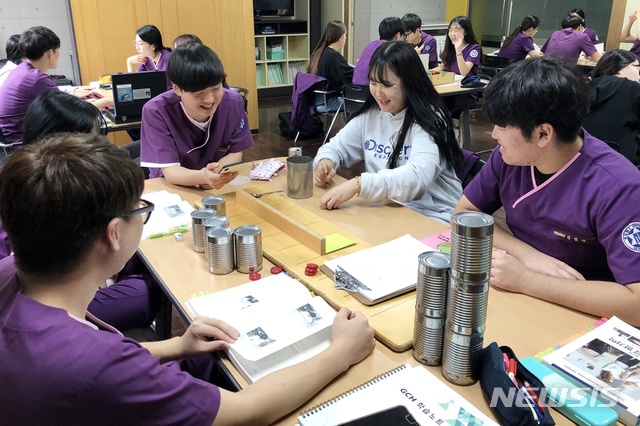 작업치료과 학생들이 실습 수업을 하고 있다 (사진=구미대 제공)