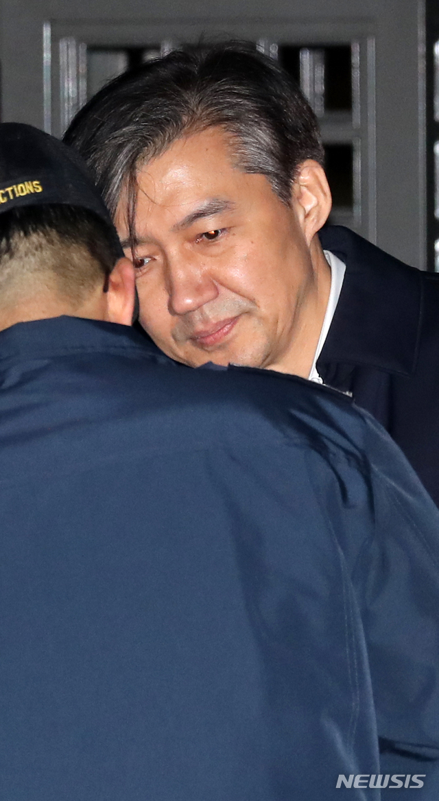 [서울=뉴시스]박주성 기자 = 조국 전 법무부 장관이 지난 27일 오전  구속영장이 기각되어 서울 송파구 서울동부구치소에서 나오고 있다. 2019.12.26. park7691@newsis.com