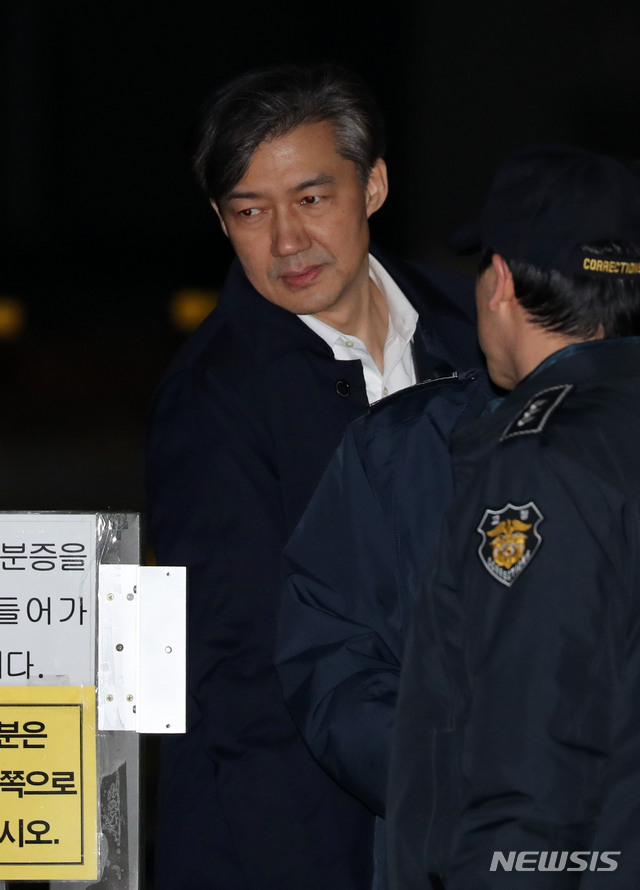 [서울=뉴시스]박주성 기자 = 조국 전 법무부 장관이 27일 오전 구속영장이 기각되어 서울 송파구 서울동부구치소에서 나오고 있다. 2019.12.26.&nbsp; park7691@newsis.com