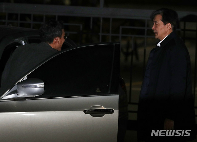 [서울=뉴시스]박주성 기자 = 조국 전 법무부 장관이 27일 오전 구속영장이 기각되어 서울 송파구 서울동부구치소에서 나오고 있다. 2019.12.26.&nbsp; park7691@newsis.com