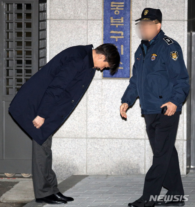 [서울=뉴시스]박주성 기자 = 조국 전 법무부 장관이 27일 오전 구속영장이 기각되어 서울 송파구 서울동부구치소에서 나오며 구치소 관계자에게 인사를 하고 있다. 2019.12.27.&nbsp; park7691@newsis.com 