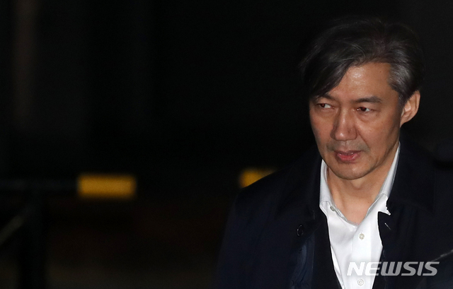 [서울=뉴시스]박주성 기자 = 조국 전 법무부 장관이 27일 오전 구속영장이 기각되어 서울 송파구 서울동부구치소에서 나오고 있다. 2019.12.27.&nbsp; park7691@newsis.com