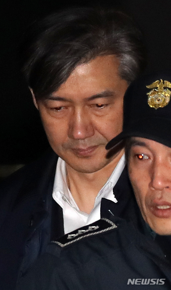 [서울=뉴시스]박주성 기자 = 조국 전 법무부 장관이 27일 오전 구속영장이 기각되어 서울 송파구 서울동부구치소에서 나오고 있다. 2019.12.27.&nbsp; park7691@newsis.com