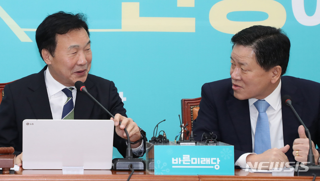 [서울=뉴시스]김명원 기자 = 손학규 바른미래당 대표가 27일 오전 서울 여의도 국회 바른미래당 회의실에서 열린 제185차 최고위원회의에 참석해 주승용(오른쪽) 최고위원과 이야기하고 있다. 2019.12.27. kmx1105@newsis.com