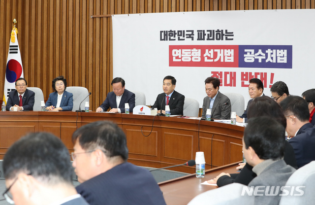 [서울=뉴시스] 고승민 기자 = 심재철 자유한국당 원내대표가 27일 서울 여의도 국회에서 열린 당 원내대책회의에서 발언하고 있다. 2019.12.27.kkssmm99@newsis.com