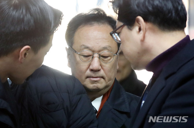 [서울=뉴시스]홍효식 기자 = 이우석 코오롱생명과학 대표이사가 지난 2019년 12월27일 오전 서울 서초구 서울중앙지법에 골관절염 유전자 치료제 ‘인보사’ 허가를 허위로 받은 혐의 등으로 구속 전 피의자 심문(영장실질심사)을 받기 위해 출석하고 있다. 2019.12.27. yesphoto@newsis.com