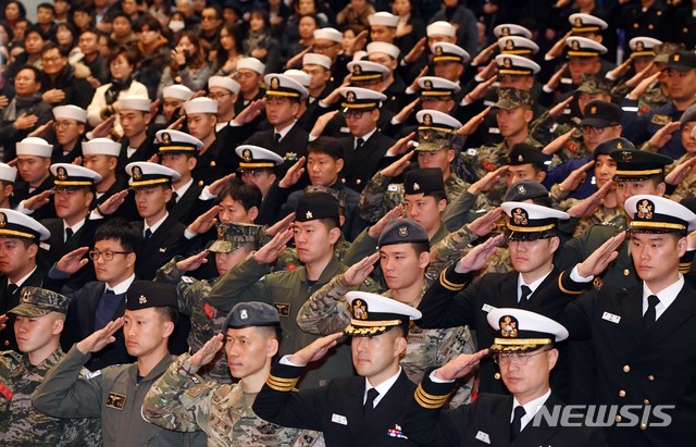 [부산=뉴시스] 하경민 기자 = 청해부대 31진 '왕건함'(DDH-Ⅱ·4400t급)의 출항 환송식이 열린 27일 부산 남구 해군작전사령부 부산작전기지 대강당에서 청해부대원들이 파병신고를 하고 있다. 7번째 청해부대 파병길에 오르는 31진 왕건함은 함정 승조원을 비롯해 특수전(UDT) 장병으로 구성된 검문검색대와 해상작전헬기(LYNX)를 운용하는 항공대 장병 등 300여 명으로 편성됐으며, 내년 1월 중순 청해부대 30진 강감찬함과 임무 교대를 한 이후 내년 7월까지 약 6개월 동안 임무를 수행할 예정이다. 2019.12.27. yulnetphoto@newsis.com