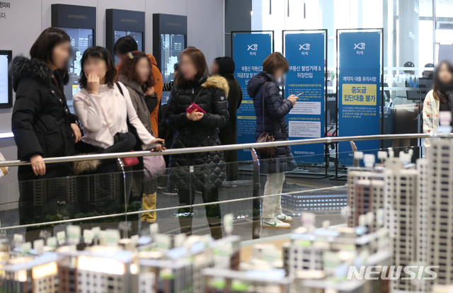 [서울=뉴시스] 신종 코로나 바이러스 감염증(코로나19) 사태 전에 이뤄진 모델하우스 분양 현장.(사진=뉴시스 DB)