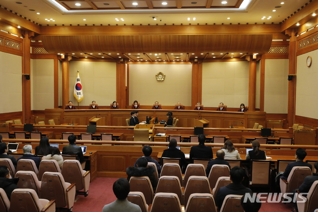 [서울=뉴시스] 최동준 기자 = 유남석 헌법재판소 소장을 비롯한 헌법재판관들이 27일 서울 종로구 헌법재판소 대심판정에서 열린 '한일 위안부 문제 합의 발표'에 대한 위헌 확인 헌법소원 심판 선고를 기다리고 있다. 2019.12.27.&nbsp; photocdj@newsis.com 