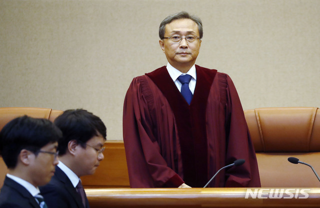 [서울=뉴시스] 최동준 기자 = 유남석 헌법재판소 소장이 27일 서울 종로구 헌법재판소 대심판정에서 열린 '한일 위안부 문제 합의 발표'에 대한 위헌 확인 헌법소원 심판 선고를 위해 입장하고 있다. 2019.12.27.&nbsp; photocdj@newsis.com