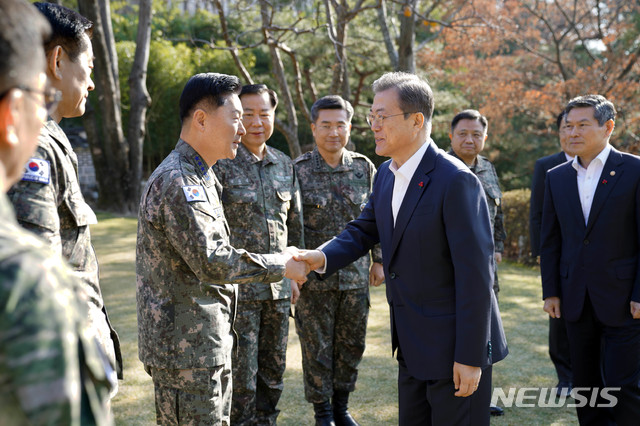 [서울=뉴시스] 박영태 기자 = 문재인 대통령이 27일 오후 청와대 상춘재에서 군 주요 직위자들과 오찬에 앞서 원인철 공군참모총장과 악수하고 있다. 이날 오찬에는 정경두 국방부 장관, 박한기 합동참모의장, 서욱 육군참모총장, 심승섭 해군참모총장, 원인철 공군참모총장, 최병혁 연합사 부사령관, 이승도 해병대사령관이 참석했다. (사진=청와대 제공) 2019.12.27.photo@newsis.com