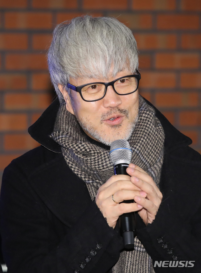 [서울=뉴시스]조수정 기자 = '봄여름가을겨울' 가수 김종진이 '봄여름가을겨울' 故 전태관 1주기인 27일 오후 서울 서교동 더노라스테이지와이에서 미니앨범 '봄여름가을겨울 리:유니언 위드(Re:union with) 빛과소금' 발매 기자간담회를 열고 질문에 답하고 있다. 2019.12.27. chocrystal@newsis.com