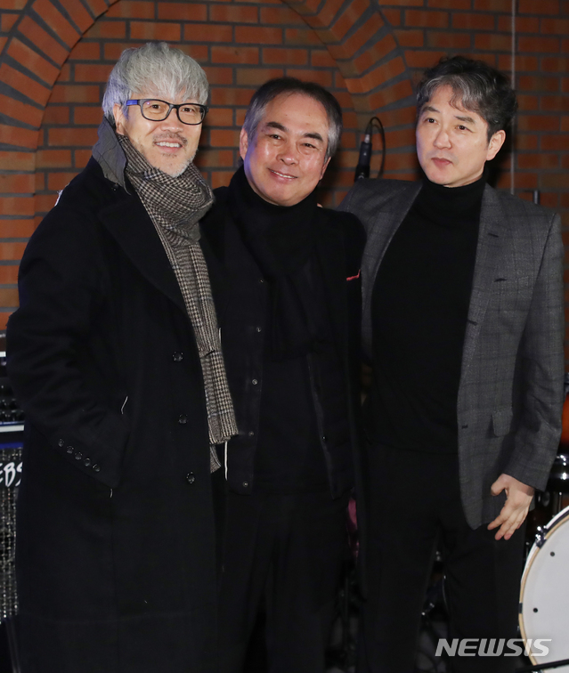 [서울=뉴시스]조수정 기자 = '봄여름가을겨울' 가수 김종진, '빛과소금' 박성식, 장기호(왼쪽부터)가 '봄여름가을겨울' 故 전태관 1주기인 27일 오후 서울 서교동 더노라스테이지와이에서 미니앨범 '봄여름가을겨울 리:유니언 위드(Re:union with) 빛과소금' 발매 기자간담회를 열고 포즈를 취하고 있다. 2019.12.27. chocrystal@newsis.com