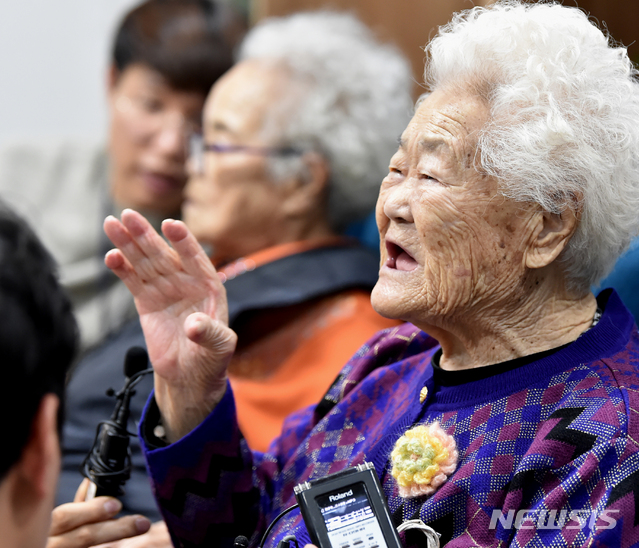 [경기광주=뉴시스] 김종택 기자 = '한일 위안부 합의'가 헌법에 어긋나는지에 대한 헌법재판소의 선고기일인 27일 오후 경기 광주시 퇴촌면 일본군 위안부 피해자 쉼터 나눔의 집에서 부산 출신 이옥선 할머니가 헌재의 각하 결정에 대해 입장을 밝히고 있다. 2019.12.27. semail3778@naver.com