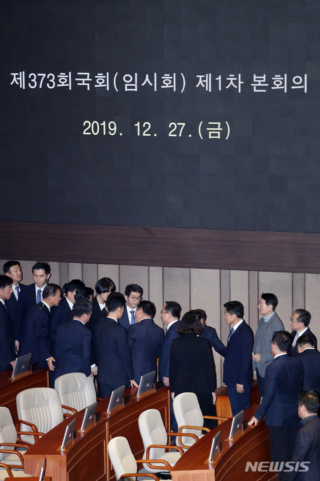 [서울=뉴시스] 고승민 기자 = 문희상 국회의장이 27일 서울 여의도 국회에서 열린 제373회국회(임시회) 제1차 본회의에 참석하던 중 자유한국당 의원들과 마찰을 빚고 있다. 2019.12.27.  kkssmm99@newsis.com