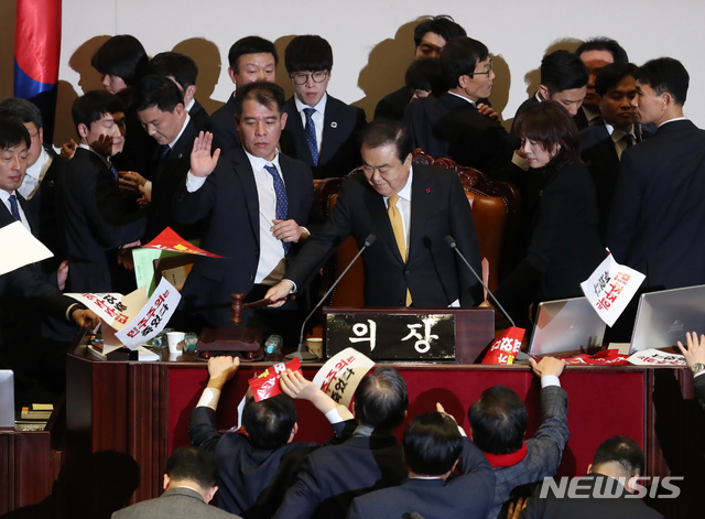 [서울=뉴시스] 고승민 기자 = 27일 서울 여의도 국회에서 열린 제373회국회(임시회) 제1차 본회의에서 공직선거법 일부개정법률안이 가결되고 있다. 2019.12.27.kkssmm99@newsis.com